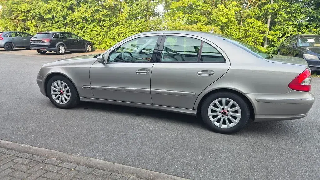 Gebraucht Mercedes E220 Elegance 170 PS (125 kW) 2008 Beige Limousine