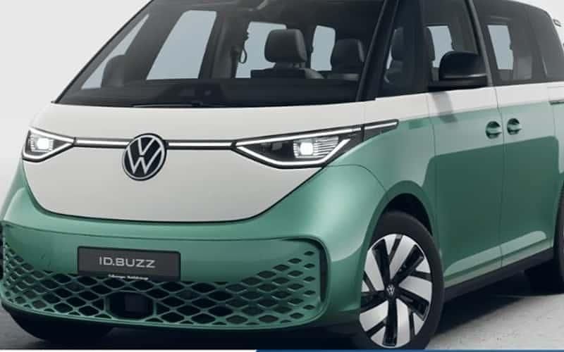 Grün Gebraucht 2023 VW ID. Buzz Pro Van / Kleinbus | 53.990 € (Teuer) - Bild 1/4