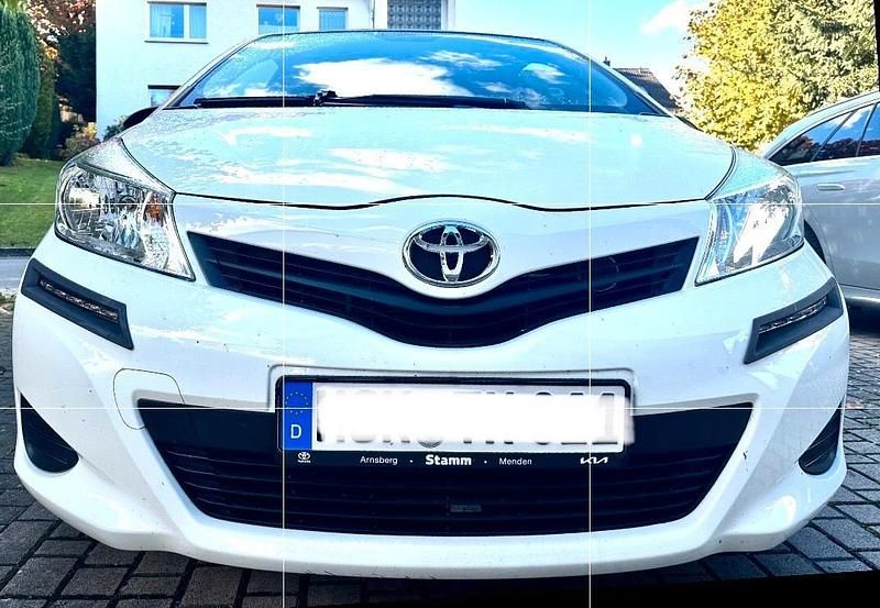 Weiß Gebraucht 2014 Toyota Yaris Cool Limousine | 6.250 € (Guter Preis) - Bild 1/4