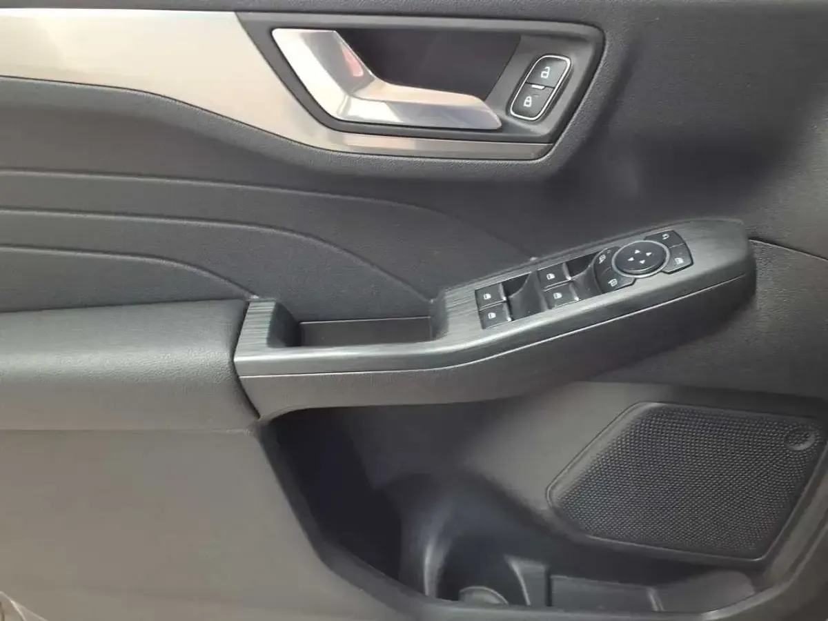 Używany Ford Kuga Titanium 120 KM (88 kW) 2023 Czarny SUV