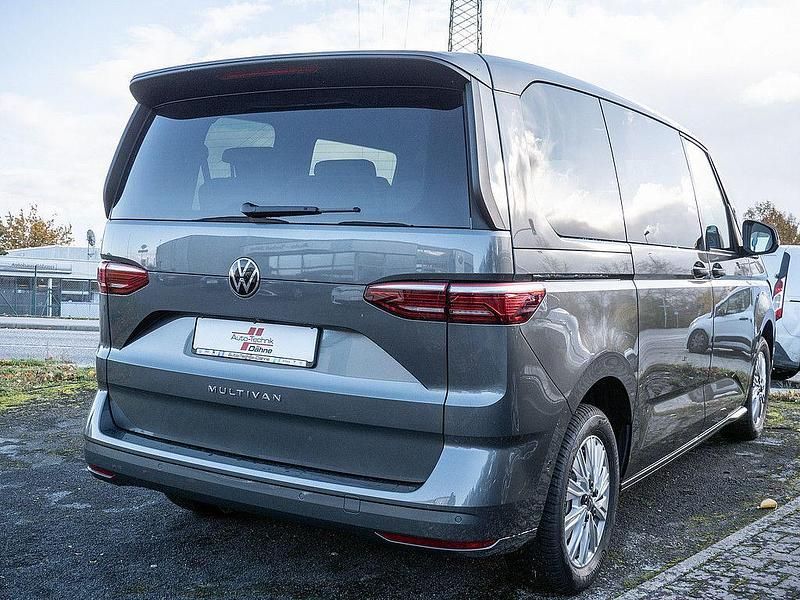 Gebraucht VW Multivan Life 150 PS (110 kW) 2024 Indiumgrau Van