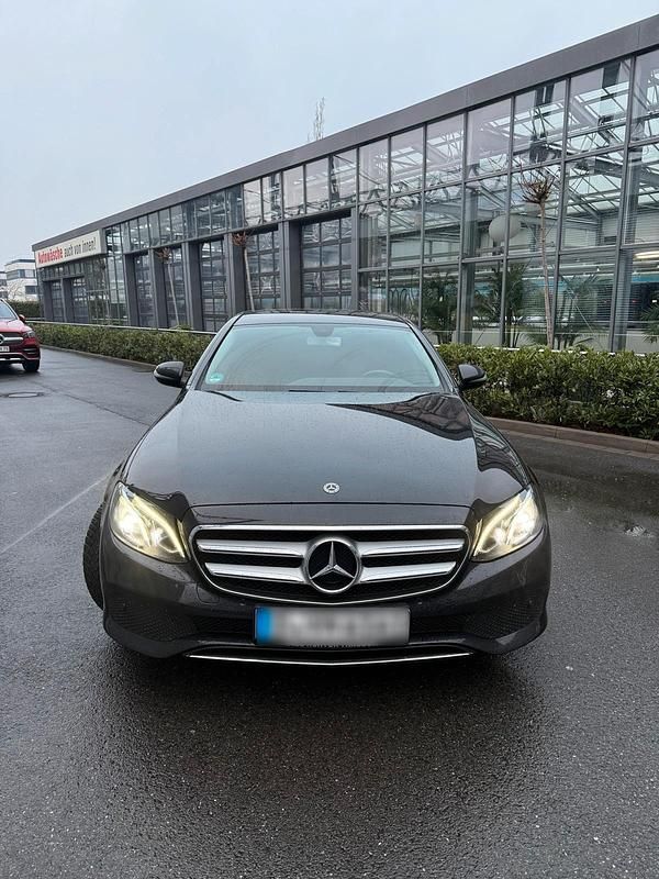 Gebraucht Mercedes E220 194 PS (142 kW) 2018 Schwarz Limousine