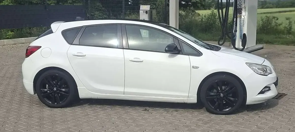 Gebraucht Opel Astra Color Edition 120 PS (88 kW) 2012 Weiß Limousine