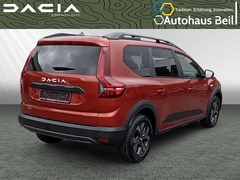 Neu Dacia Jogger Expression 94 PS (69 kW) 2025 Terracottabraun metallic Van / Kleinbus
