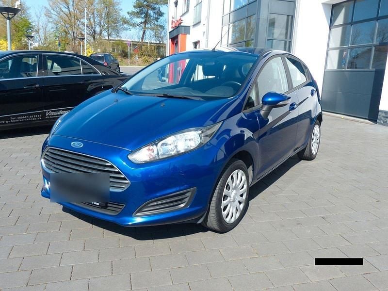Blau Gebraucht 2015 Ford Fiesta Trend Kleinwagen | 7.550 € (Fairer Preis) - Bild 1/4