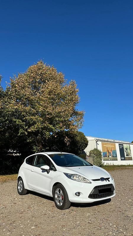 Gebraucht Ford Fiesta Titanium 82 PS (60 kW) 2009 Weiß Kleinwagen