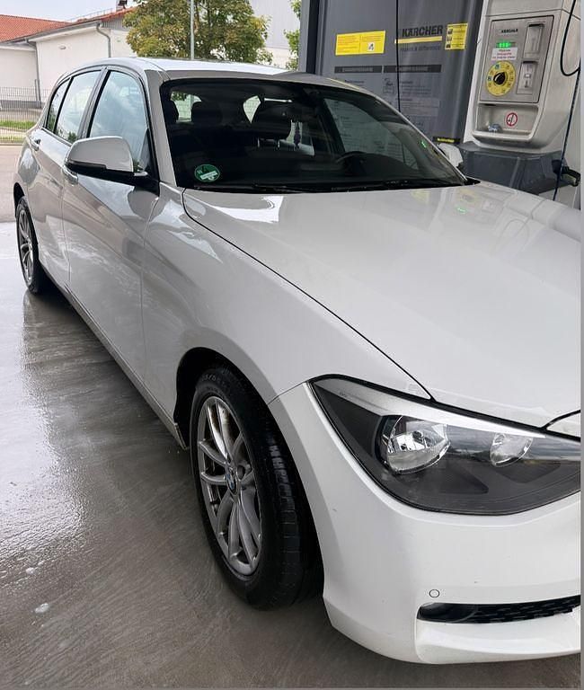 Weiß Gebraucht 2012 BMW 116 Kleinwagen | 5.950 € (Fairer Preis) - Bild 1/4