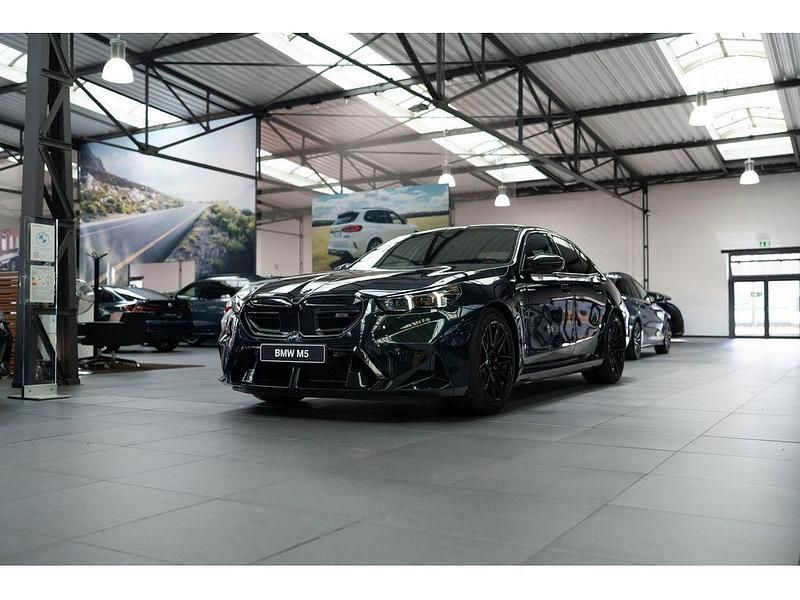 Neu BMW M5 Sport Line 728 PS (535 kW) 2025 Grün Limousine