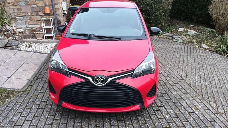 Gebraucht Toyota Yaris 69 PS (50 kW) 2014 Rot Kleinwagen