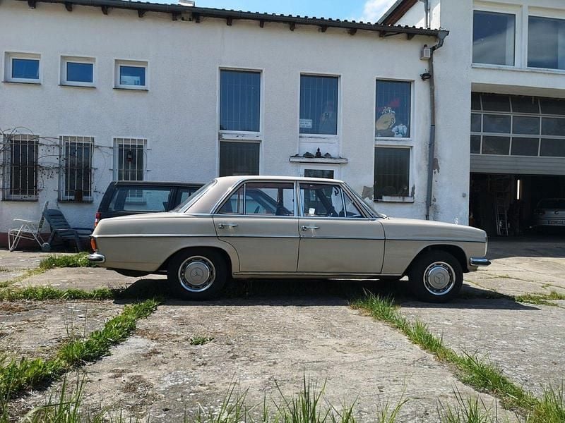 Beige Gebraucht 1969 Mercedes 220 Limousine | 12.500 € - Bild 1/4