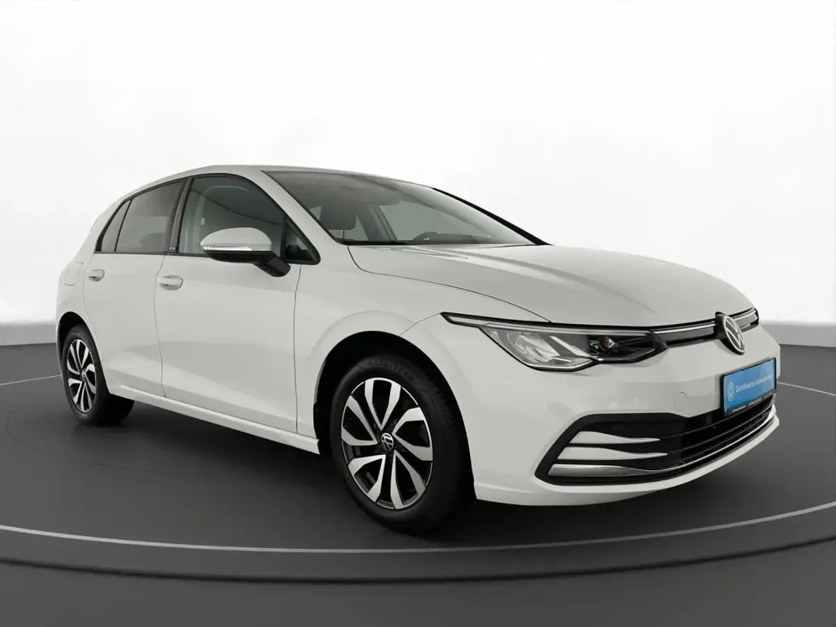 Gebraucht VW Golf VII Active 150 PS (110 kW) 2021 Weiß Kleinwagen