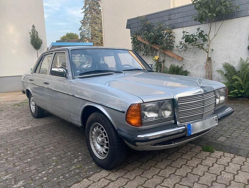 Grau Gebraucht 1983 Mercedes E230 Limousine | 8.999 € - Bild 1/4