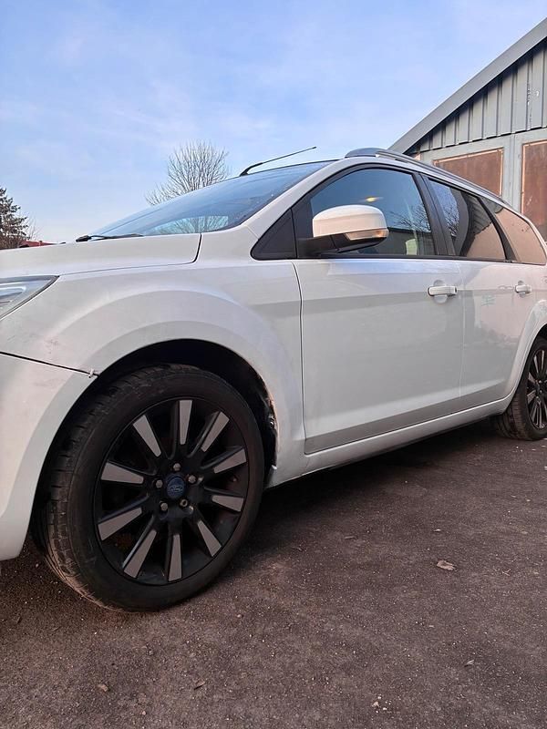 Gebraucht Ford Focus Titanium 125 PS (91 kW) 2009 Weiß Kombi