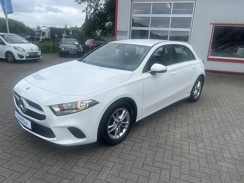Weiß Gebraucht 2020 Mercedes A180 Style Limousine | 19.999 € (Fairer Preis) - Bild 1/4