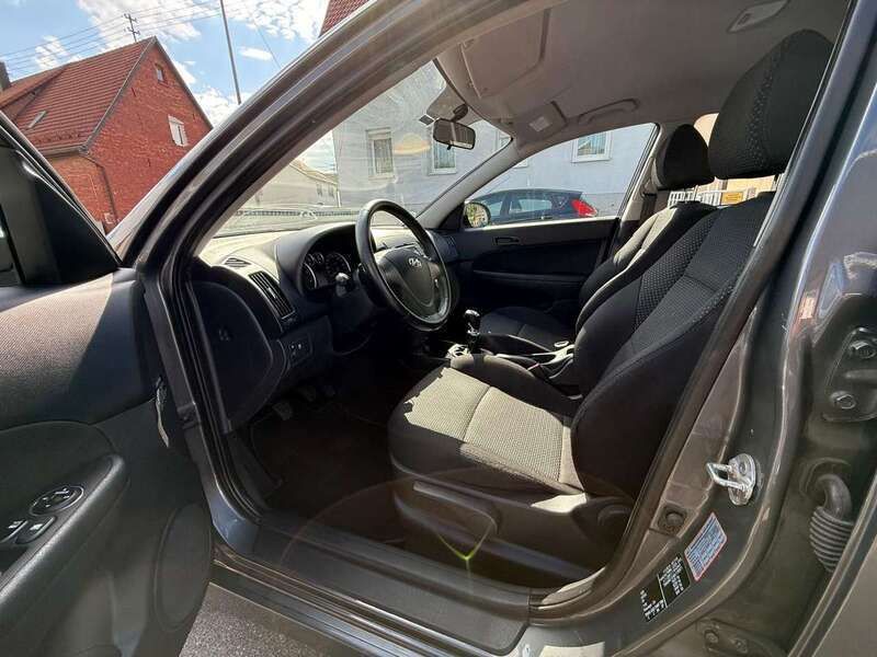 Gebraucht Hyundai i30 Edition 90 PS (66 kW) 2010 Steel gray Kleinwagen
