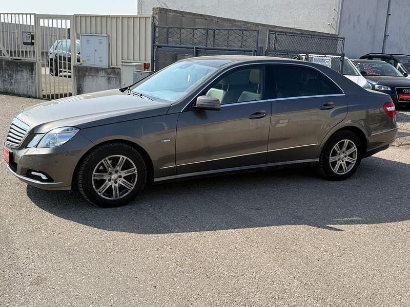 Gebraucht Mercedes E220 Elegance 170 PS (125 kW) 2009 Braun Limousine