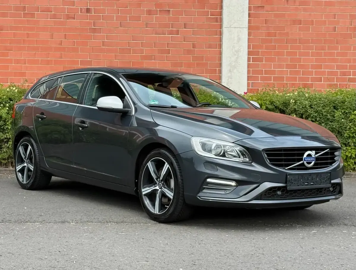 Gebraucht Volvo V60 R-Design 220 PS (161 kW) 2016 Grau Kombi