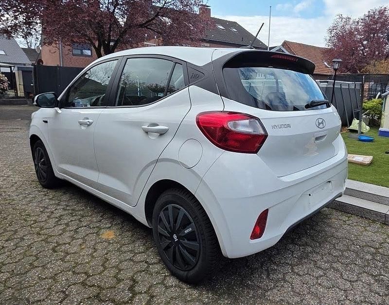 Gebraucht Hyundai i10 67 PS (49 kW) 2024 Weiß Kleinwagen