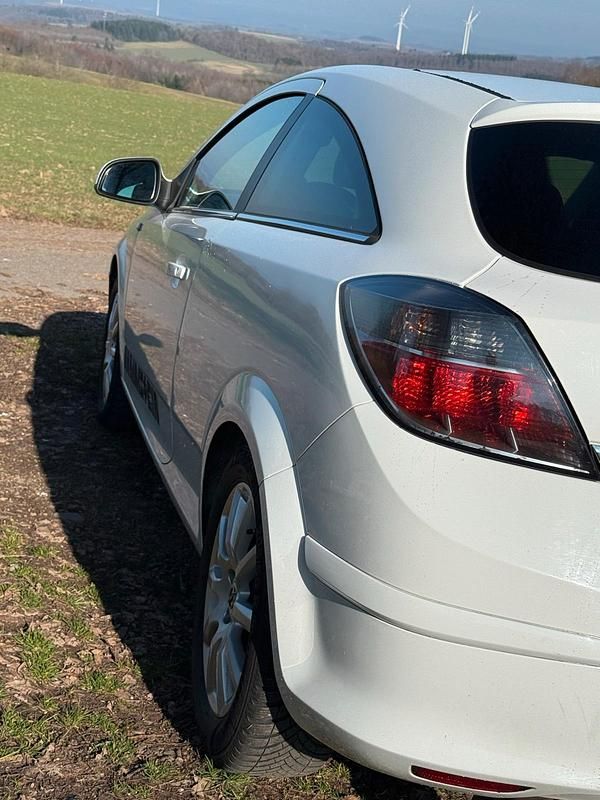 Gebraucht Opel Astra GTC 90 PS (66 kW) 2009 Weiß Coupé