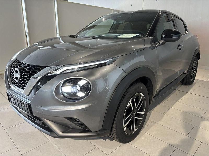 Dark grey metallic/dach in bla Gebraucht 2025 Nissan Juke N-Connecta SUV | 20.990 € (Guter Preis) - Bild 1/4