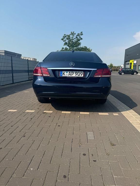 Gebraucht Mercedes E200 136 PS (100 kW) 2015 Blau Limousine