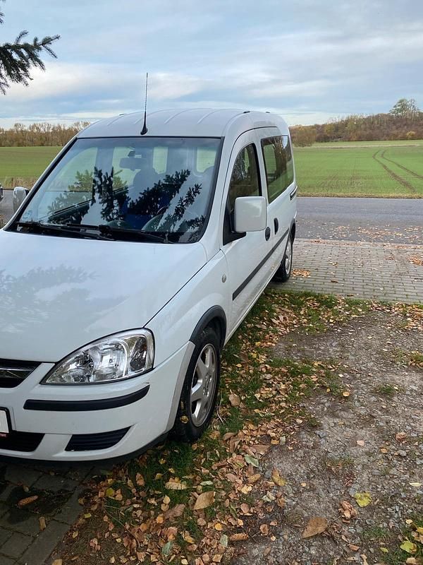 Weiß Gebraucht 2010 Opel Combo Kombi | 3.200 € (Fairer Preis) - Bild 1/4