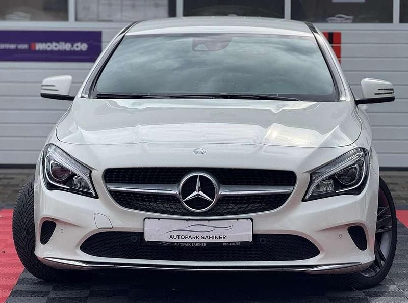 Gebraucht Mercedes CLA220 177 PS (130 kW) 2017 Calcitweiss/zirrusweiss Limousine