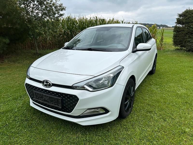 Weiß Gebraucht 2015 Hyundai i20 Kleinwagen | 5.990 € (Fairer Preis) - Bild 1/4