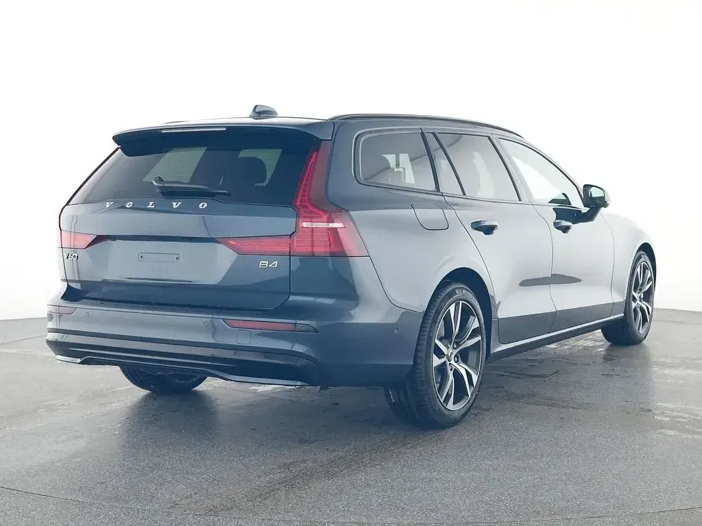 Gebraucht Volvo V60 Plus 197 PS (144 kW) 2025 Blau Kombi