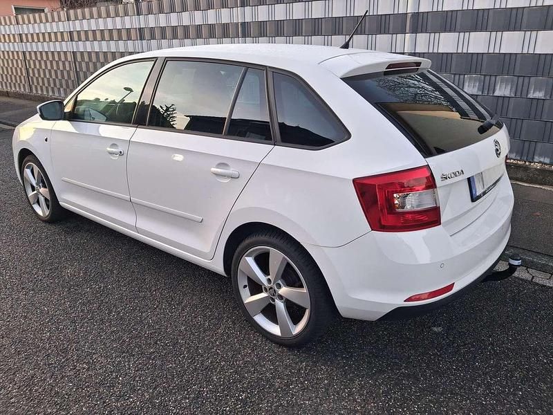 Gebraucht Skoda Rapid Elegance 122 PS (89 kW) 2014 Weiß Kleinwagen