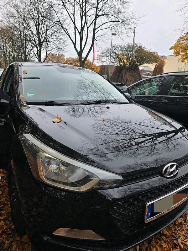 Schwarz Gebraucht 2016 Hyundai i20 Active Limousine | 6.500 € - Bild 1/4