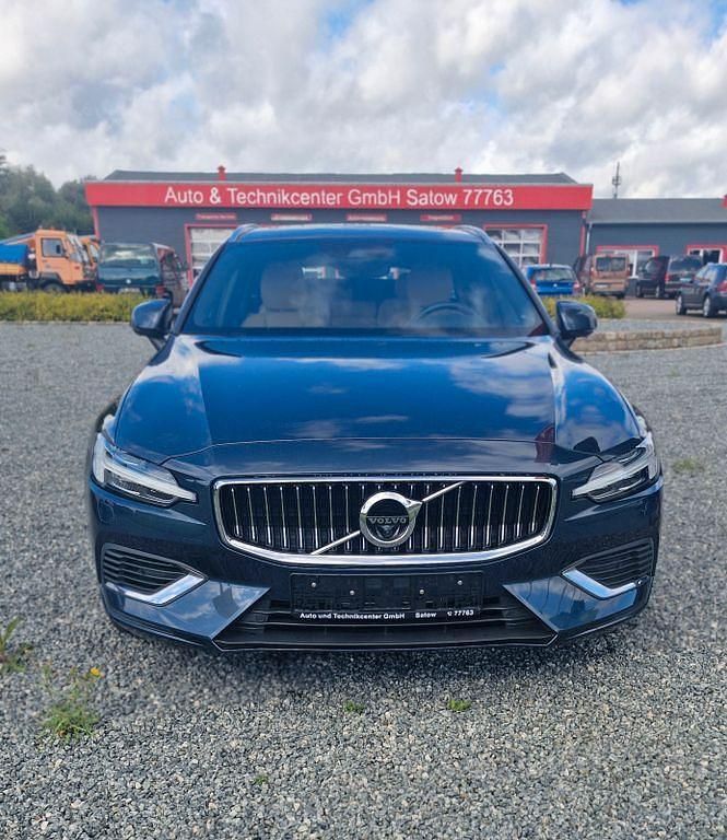Gebraucht Volvo V60 Plus 253 PS (186 kW) 2022 Blau Kombi