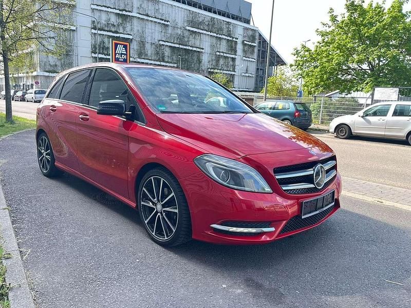 Gebraucht Mercedes B180 AMG 109 PS (80 kW) 2013 Rot Van / Kleinbus