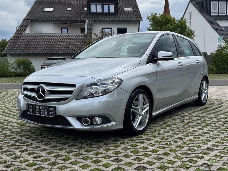 Silber Gebraucht 2013 Mercedes B180 Van / Kleinbus | 12.700 € (Guter Preis) - Bild 1/4