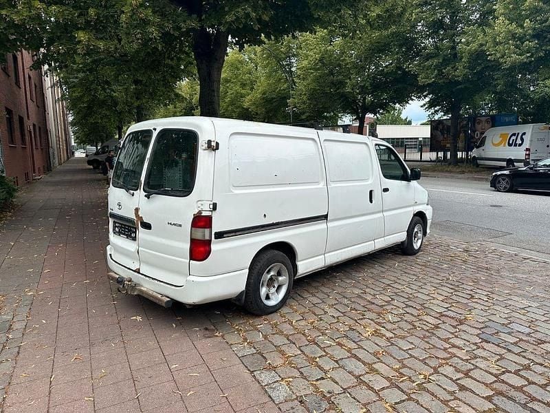 Gebraucht Toyota HiAce 117 PS (86 kW) 2010 Weiß Van