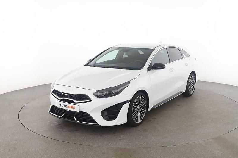Weiß Gebraucht 2023 Kia ProCeed GT-Line Kleinwagen | 25.330 € (Guter Preis) - Bild 1/3
