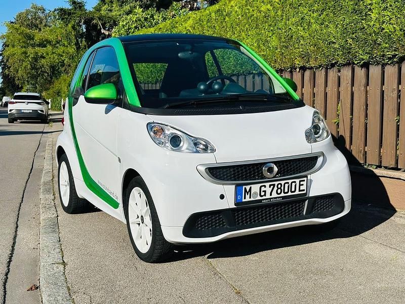 Grün Gebraucht 2015 Smart ForTwo Electric Drive Passion Coupé | 6.400 € (Etwas zu teuer) - Bild 1/4