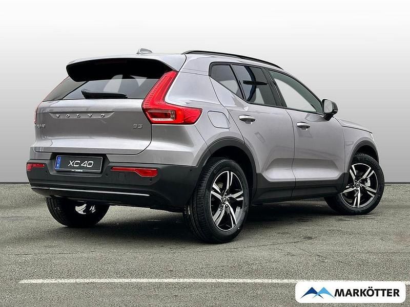 Neu Volvo XC40 Plus 163 PS (119 kW) 2025 Silber SUV