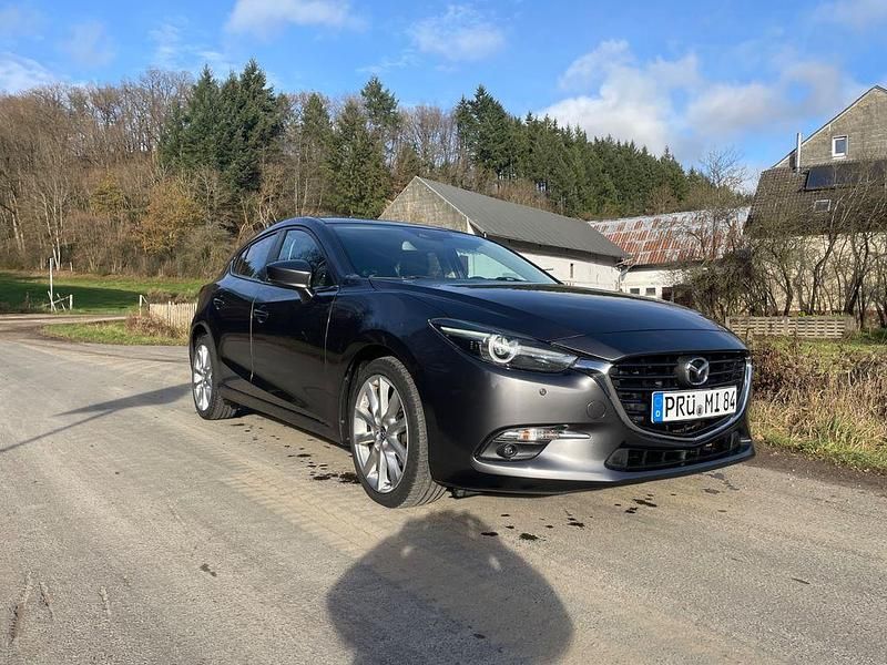 Grau Gebraucht 2018 Mazda 3 Kizoku Limousine | 15.900 € (Fairer Preis) - Bild 1/4
