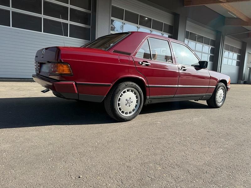 Gebraucht Mercedes 190 72 PS (52 kW) 1985 Rot Limousine