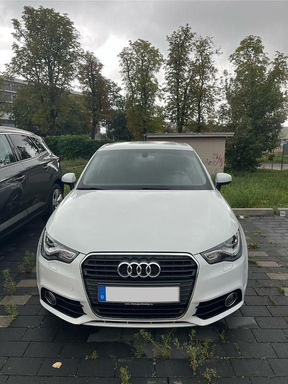 Weiß Gebraucht 2012 Audi A1 Sportback Ambition Kleinwagen | 10.500 € (Fairer Preis) - Bild 1/4