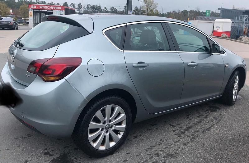Gebraucht Opel Astra 125 PS (91 kW) 2011 Silber Limousine