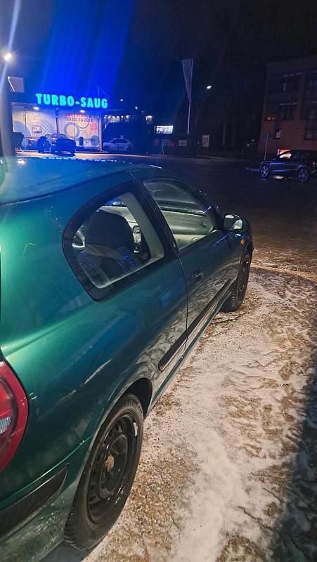 Gebraucht Nissan Almera 90 PS (66 kW) 2002 Grün Kleinwagen