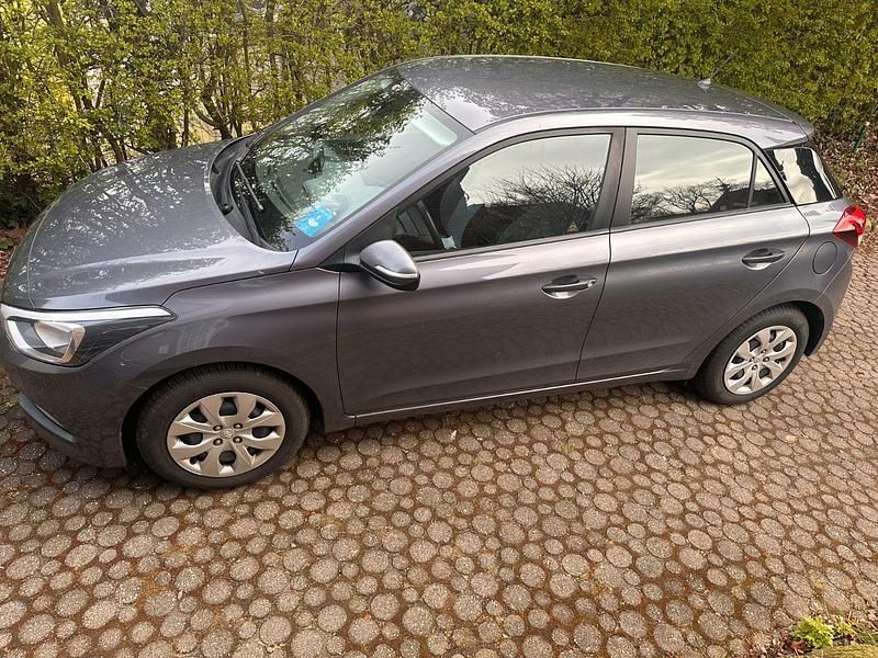 Gebraucht Hyundai i20 75 PS (55 kW) 2016 Grau Kleinwagen