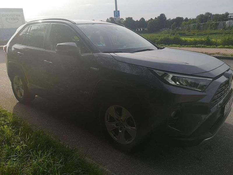 Grau Gebraucht 2021 Toyota RAV4 Hybrid Team SUV | 29.500 € (Fairer Preis) - Bild 1/4