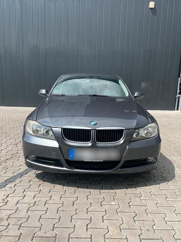 Grau Gebraucht 2006 BMW 318 Limousine | 4.200 € (Fairer Preis) - Bild 1/4