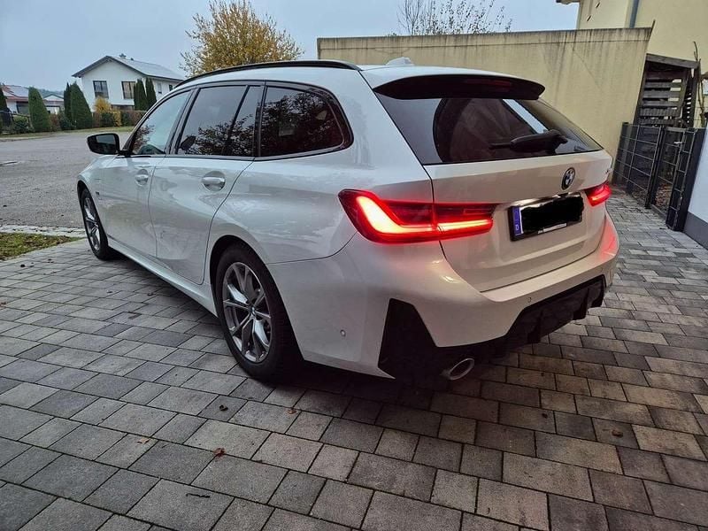 Gebraucht BMW 330e Shadowline 292 PS (214 kW) 2023 Weiß Kombi