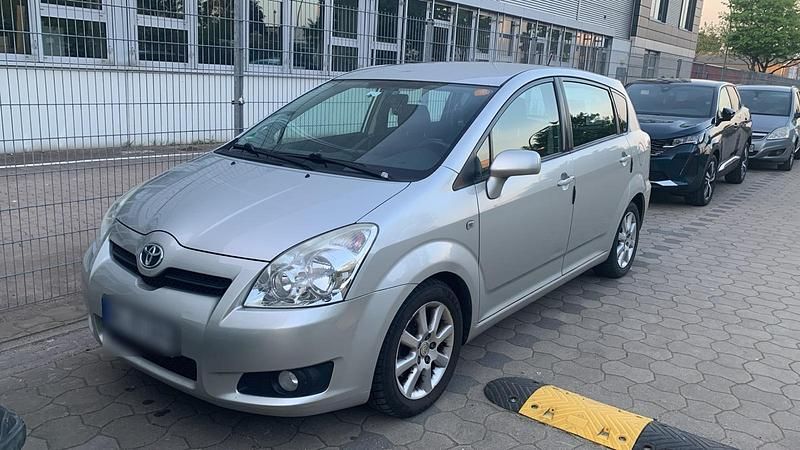 Grau Gebraucht 2008 Toyota Corolla Verso Van / Kleinbus | 3.000 € (Teuer) - Bild 1/4