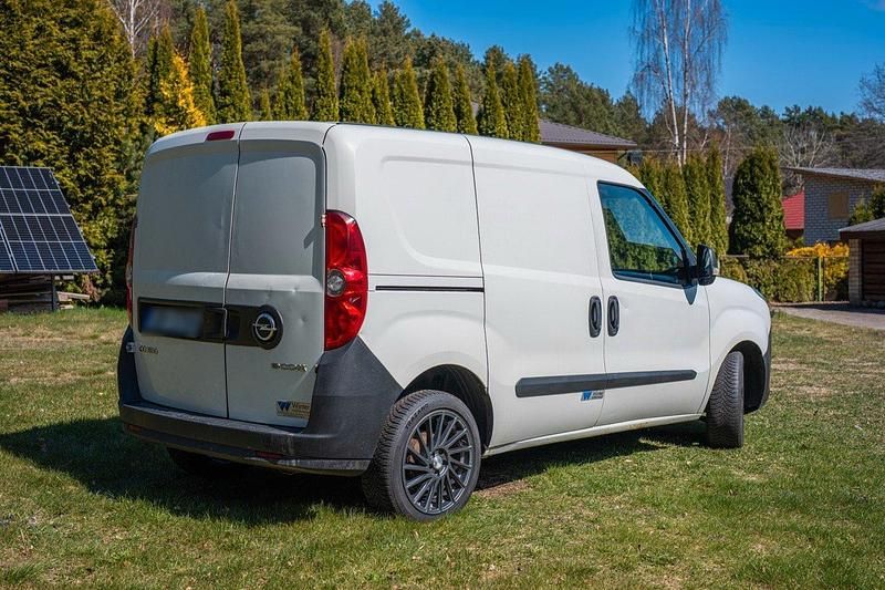Second-hand Opel Combo 17 CP (12 kW) 2014 Alb Monovolum