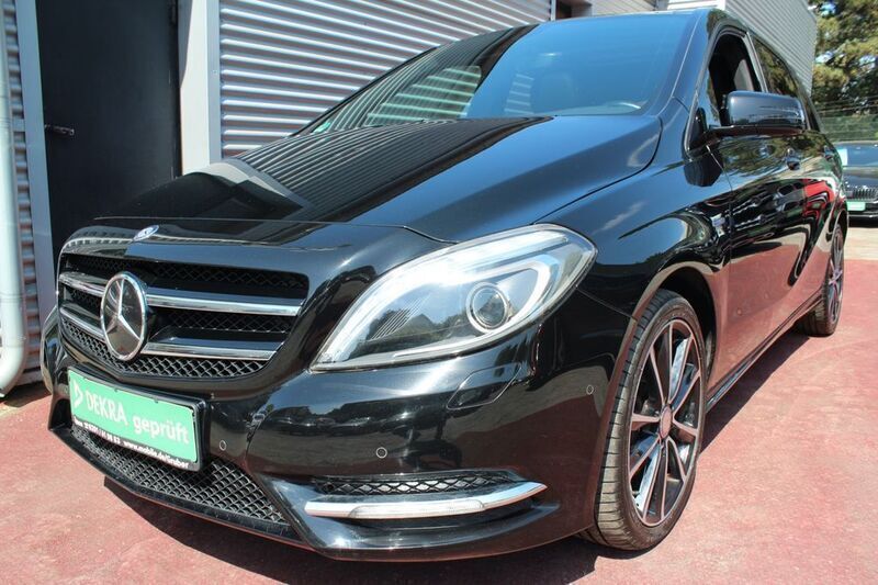 Schwarz Gebraucht 2012 Mercedes B200 Sport Van / Kleinbus | 11.982 € (Fairer Preis) - Bild 1/4